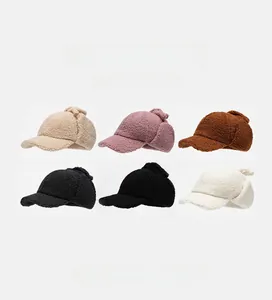 Plusieurs couleurs de casquettes de baseball en sherpa avec protège-oreilles en grille