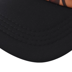 Vista macro de las costuras de calidad y la textura de la visera negra de la gorra