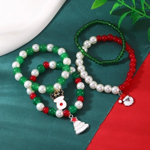 Vue détaillée de bracelets de Noël avec pendentifs renne, sapin et père Noël