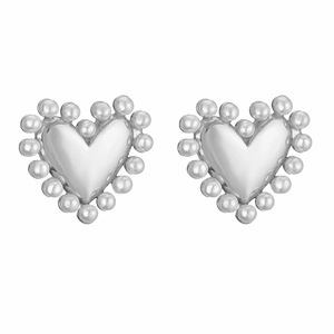 Détail des boucles d'oreilles coeur avec bordure en perles métalliques finition argent