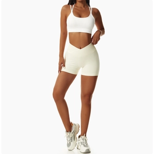 Detail der Yoga-Shorts mit V-förmigem Crossover-Design und geripptem Stoff mit hoher Taille