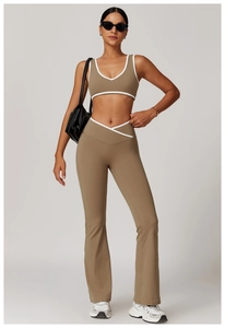 Détail de la taille croisée et bordures blanches contrastées sur le legging et soutien-gorge