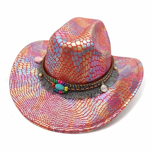 Détail d'un chapeau de cowboy coloré à texture serpent avec perle turquoise et franges