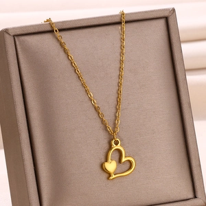 Vue détaillée du collier pendentif cœur plaqué or 18k sur un coffret cadeau