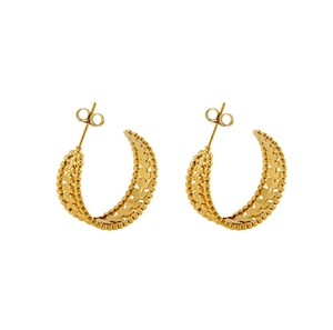 Dettaglio di orecchini a C placcati oro 18K con trama a spiga di grano traforata e vintage