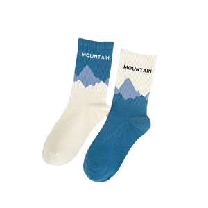 Asymmetric crew socks with mountain pattern in blue and off-white cotton knit