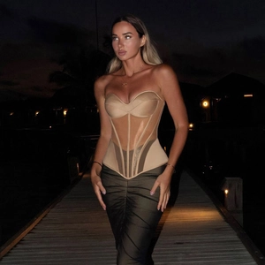 Dettaglio del top a corsetto con pannello in mesh velato e stecche per una linea definita