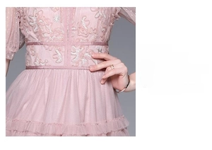 Broderie détaillée et ourlet en tulle plissé multicouche de cette robe rose en dentelle