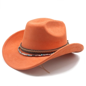 Détail d'un chapeau de cowboy orange en daim avec bande tissée ethnique et perles