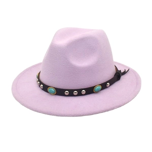 Détail du chapeau en feutre violet avec pierres turquoise et rivets argentés chic