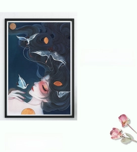 Dettaglio di pittura a graffio in stile cinese con gru e luna dorata incorniciata