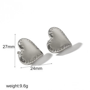 Détail de boucles d'oreilles cœur argentées avec dimensions de 27 mm de haut et 24 mm