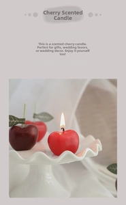 Detalle macro de velas aromáticas con forma de cereza y etiquetas de hojas verdes