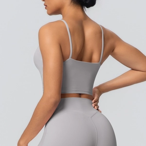 Détail de l'ensemble de yoga gris avec bretelles fines et legging taille haute