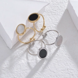 Bagues réglables en or 14K et acier avec nacre sur socles en plâtre au style moderne