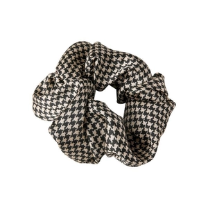 Elegante elastico per capelli in seta con motivo pied de poule bianco e nero su sfondo bianco