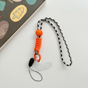 Détail d'un cordon de téléphone à damier avec accents orange et boucle ajustable