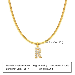Dettaglio collana a catena serpente oro 3mm con ciondolo lettera R in zirconia cubica AAA