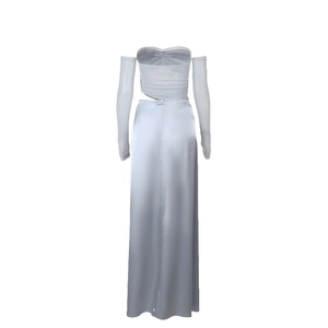 Détails de l'ensemble en satin gris argenté avec haut bustier et manches assorties