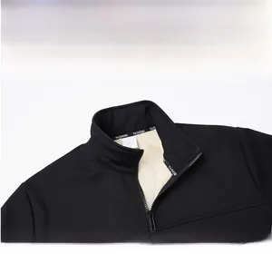 Dettaglio della giacca nera con collo alto con fodera in pile e chiusura a zip