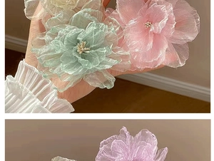 Vue détaillée de pinces à cheveux fleurs en organza pastel avec perles centrales