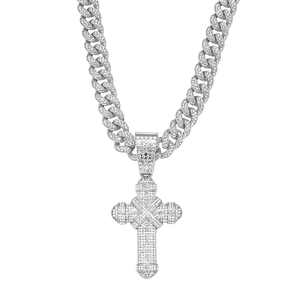 Collier chaîne cubaine avec pendentif croix glacé orné de pierres de zircone