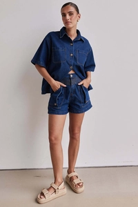 Detailnaht an High-Waist Denim Shorts und Brusttaschen des dunkelblauen Hemdes im Set