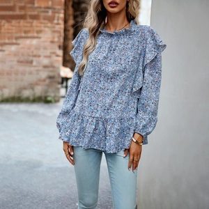 Camicetta da donna blu a fiori con maniche lunghe, volant e scollo rotondo in stile street