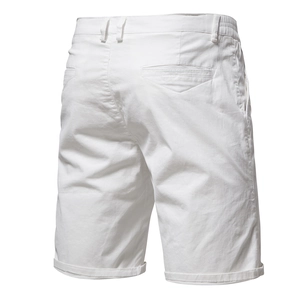 Vue détaillée du short en coton blanc montrant la texture et la coupe à l'arrière