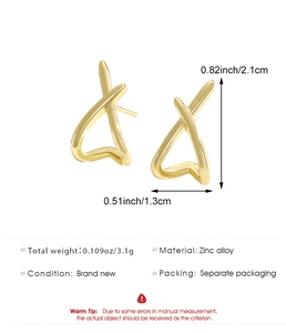 Vue détaillée des boucles d'oreilles croisées dorées avec perles et cristaux 2,1x1,3cm