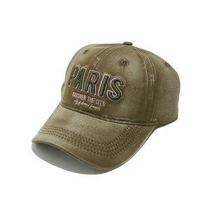 Détail de la casquette vintage en coton délavé vert olive avec broderie PARIS en 3D