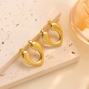 Détail des boucles d'oreilles gouttes irrégulières plaquées or 18k sur pierre beige