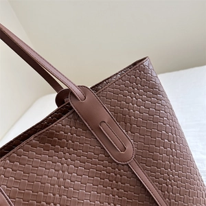 Sac fourre-tout tressé marron élégant en cuir premium pour le shopping et le travail