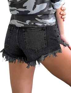 Dettaglio di pantaloncini di denim nero a vita alta con lacci laterali e orlo a frange
