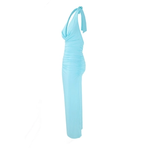 Vue latérale de la robe longue dos nu bleu clair avec détails de fronces plissées