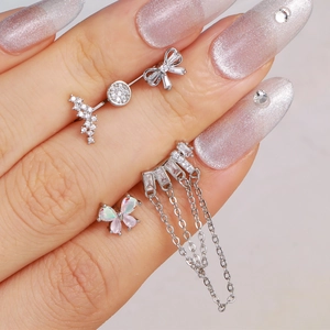 Piercings de acero quirúrgico con diseño de mariposa y borlas de circonitas