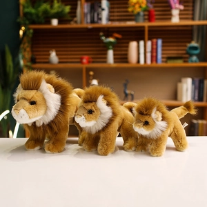 Trois peluches de lion de tailles différentes avec des crinières brunes et une fourrure douce