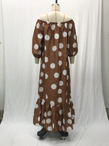 Rückansicht von braunem Maxikleid mit weißen Punkten und Carmen-Ausschnitt