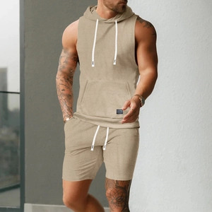 Détail de l'ensemble débardeur à capuche et short en tricot beige montrant la texture tissée