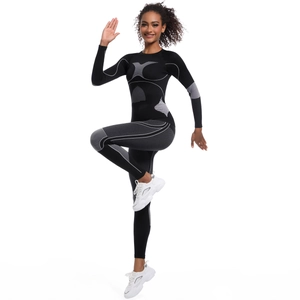 Vue dynamique de l'ensemble de sport compressif noir avec motifs en maille grise