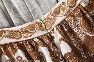Détail des plis de la taille et fermeture éclair invisible sur robe maxi paisley