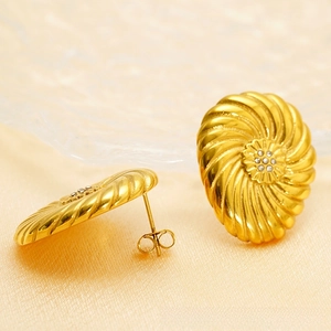 Détail de boucles d'oreilles fleur plaquées or 18 carats avec texture spirale et zircons