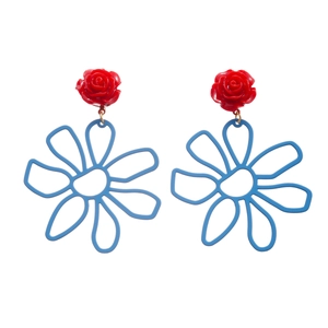 Boucles d'oreilles fleurs en résine ajourée aux couleurs contrastées rouge et bleu