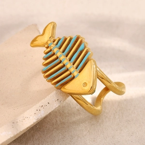 Nahaufnahme der 18K vergoldeten Fischgräten-Ring mit hellblauer Emaille und feiner Textur
