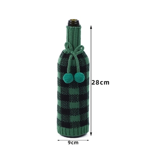 Détail du cache-bouteille de vin tricoté à carreaux verts et noirs avec dimensions