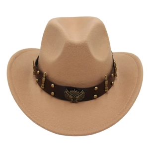 Détail d'un chapeau de cowboy en feutre kaki avec ruban en cuir et boucle aigle en métal