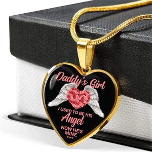 Vue macro du pendentif en cœur avec gravure Daddy's Girl et ailes d'ange sur chaîne d'or