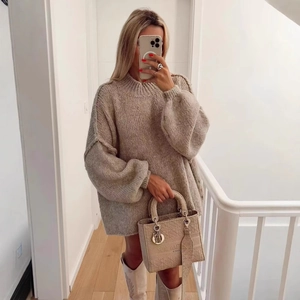 Pull en maille oversize beige avec manches lanternes et texture épaisse