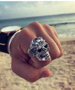 Bague tête de mort gothique avec motifs d'écailles de dragon sur anneau argenté