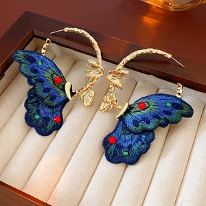 Eleganti orecchini a cerchio dorati con ricamo a farfalla in tessuto blu pavone